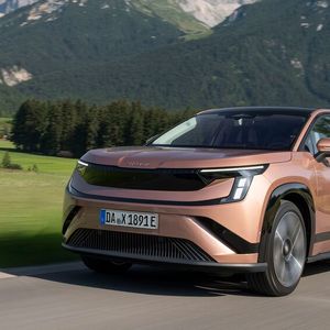 Ganz so riesig wie die Studie Vision 7S geriet die Serienversion nicht, übertrifft mit 4,87 Metern jedoch das bisherige SUV-Topmodell Kodiaq.(Bild:  Skoda)