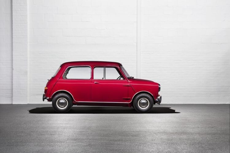 Eine Ewigkeit, von 1959 bis 2000, baute man den Ur-Mini – 5.387.862 Einheiten entstanden. Frühe Versionen, wie im Bild, rollten auf ebensolcher Minibereifeung: satten 10-Zoll-Rädern! (Foto: BMW Group)
