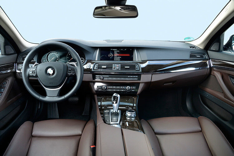 Der „Arbeitsplatz” im BMW Fünfer lässt wenig Wünsche offen. Wohl den nach dem optionalen vollfarbigen Head-Up-Display für 1.390 Euro. Es projiziert fahrrelevante Informationen direkt ins Sichtfeld des Fahrers. (Foto: BMW)