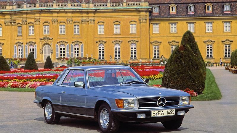 Der SLC entsprach bis zur Windschutzscheibe dem Roadster. Über dem fünfsitzigen Fahrgastabteil streckt sich das flache Dach, das in eine große gewölbte, sehr schräg stehende Heckscheibe mündet. Der Radstand beträgt 2.820 gegenüber 2.460 Millimeter beim SL, was den Wagen deutlich gestreckter wirken lässt.   (Bild: Daimler AG)