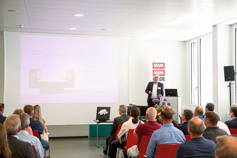 Magnus Schilling, Gebietsverkaufsleiter bei Blum-Novotest GmbH zeigte wie komplexe Messanwendugnen einfach zu erstellen und automatisierbar sind. (Bild: Thomas Entzeroth)