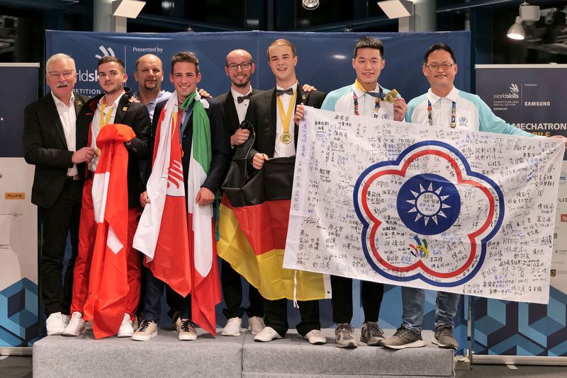 Mit den vier Goldmedaillen-Gewinnern kamen ihre jeweiligen Trainer mit aufs Siegertreppchen. (Bild: Schmidt/autoFACHMANN)