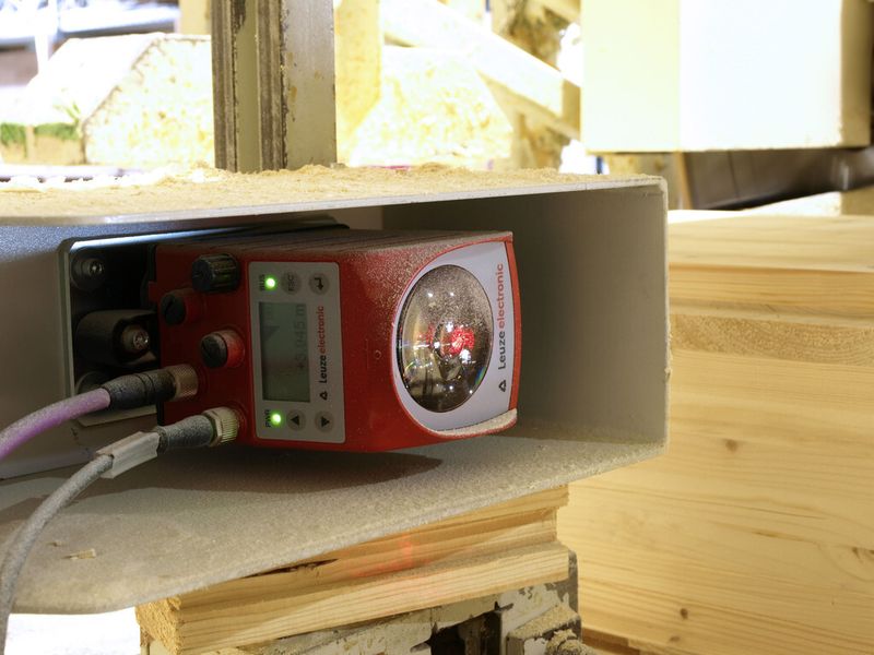 Das Laser-Distanzmessgerät AMS 304i lässt sich vom Staub nicht stören. (Leuze)