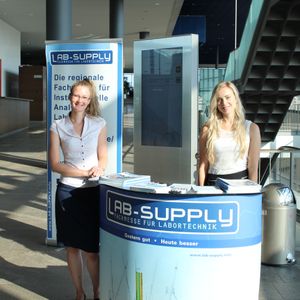 Impressionen der Lab-Supply Dresden vom 28. August 2019  Im Internationalen Congress Center des Maritim Hotels Dresden fanden sich zahlreiche Besucher ein, um mit den Ausstellern von Labortechnik und Verbrauchsmaterial ins Gespräch zu kommen. Impressionen vom Messetag sowie einige Besucherstimmen finden Sie in dieser Bildergalerie. Die nächste Lab-Supply ist am 25. September 2019 in Münster. Weitere Infos zu den kommenden Lab-Supply-Messen finden Sie auf www.lab-supply.info.   Lese-Empfehlung: Nachbericht zum erfolgreichen Auftakt der Lab-Supply in Wien.(Bild: LABORPRAXIS, C. Lüttmann)