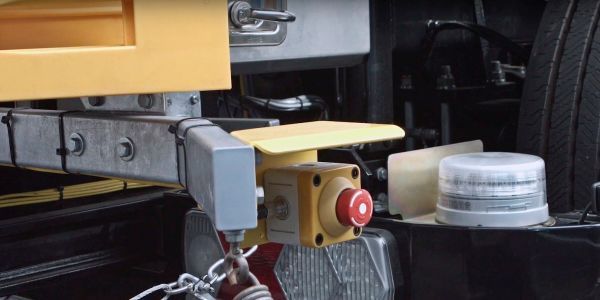 Außen am Fahrzeug befindet sich ein Notaustaster (Bild: Kamag)