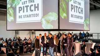 In einem Live-Pitch vor dem Publikum stellen die Teams aus Händlern und Start-ups ihre Ideen vor. (Stefan Bausewein)