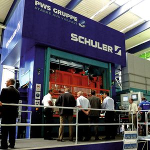 Künftig wird die erste Servo-Kniehebelpresse mit 6300 kN Presskraft bei der PWS Presswerk Struthütten GmbH in Neunkirchen-Struhütten hochwertige Abgaskomponenten für die Automobilindustrie produzieren.