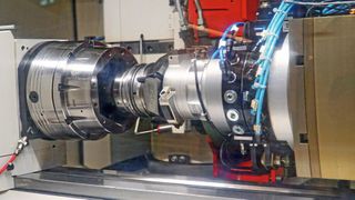 Der Spannkopf mit Anschlag wird automatisiert in das Spannfutter Toplus AC 100 mit Axzug eingewechselt.  (Bild: Hainbuch)