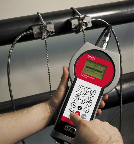 Der handliche Katflow 200 wird mit Batterien betrieben und lässt sich flexibel für Kontrollmessungen an verschiedenen Punkten einsetzen. Bei der Platzierung der Sensoren hilft ein eigenes Assistenzsystem. (Bild: Katronic)