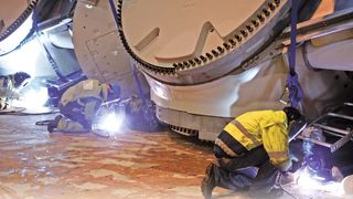 Drei Schweißer arbeiten gleichzeitig an den Halterungen für die 130t schwere Maschinengondel, um die  „Taktzeit“ zu reduzieren. (Bild: Fronius)