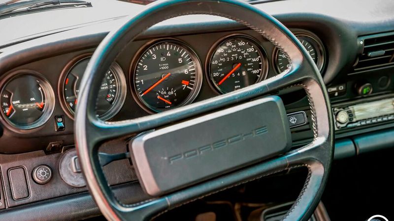 Gerade einmal 23.700 Meilen, gut 38.000 km ist der 911 erst gelaufen.  (Bild: Kickdown)