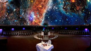 In der Kuppel des betriebsältesten Planetariums der Welt – am 18. Juli 1926 eröffenete in Jena das Zeiss-Planetarium. 
 (Jens Hauspurg)