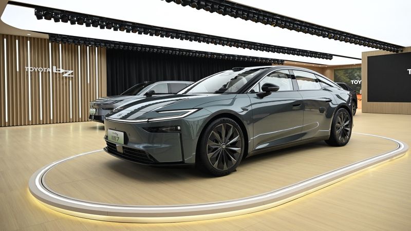 Toyota entwickelt seine Modelle (im Bild bZ7) für den chinesischen Markt – wie VW – mittlerweile in China. Doch im Gegensatz zu Volkswagen gehen die Japaner die aggressiven Preise des Wettbewerbs mit.(Bild:  Toyota)