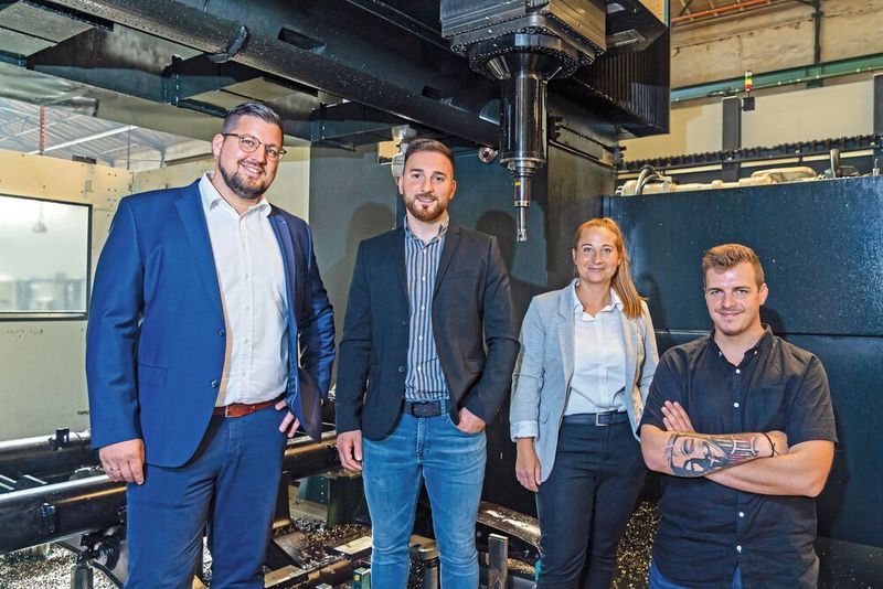 Erfolgs-Team: Frank Lörchner (Bimatec Soraluce, Produktmanager Automation), Ramazan Ersin (Alstom, Site Facility Coordinator), Annika Lichtenfels (Alstom, Produktionsleitung) und Tim Schirmer (Alstom, Stellv. Meister mech. Bearbeitung) (v. l.). (Bild: onemorepicture / Bimatec Soraluce)