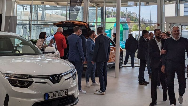 Für einen Newcomer aus einem bisherigen Nicht-Auto-Land hat die Vinfast-Eröffnung viele Interessenten angezogen. (Bild: Faruk Emekci)