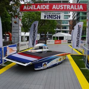 Endlich am Ziel: Nach fünf Tagen erreichen die Teilnehmer des World Solar Challenge Adelaide.