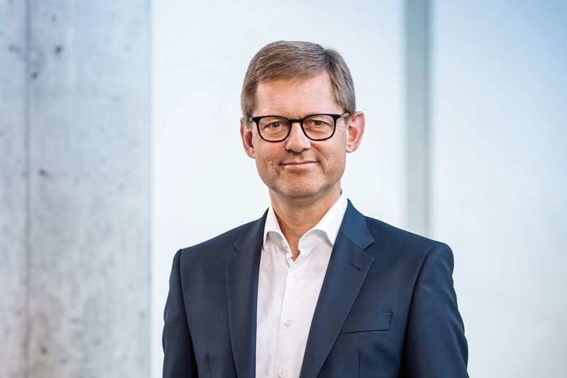 1999 Steffen Philipp takes over the management of Hima in the fourth generation and grows the company into a global player. (Hima)