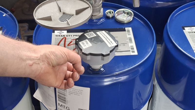 Einfach Entlüfter-Verschluss raus- und den SmartLevel-Sensor reindrehen – fertig! Und schon hat man Ölstände digital und bequem vom Schreibtisch aus im Blick. (Bild: FUCHS LUBRICANTS GERMANY GmbH)
