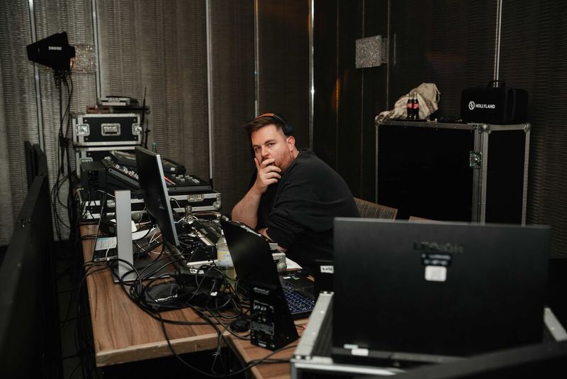 Die Technik im Griff: Patrick Aust von den Vogel IT-Medien. (Bild: Manuel Emme Fotografie)