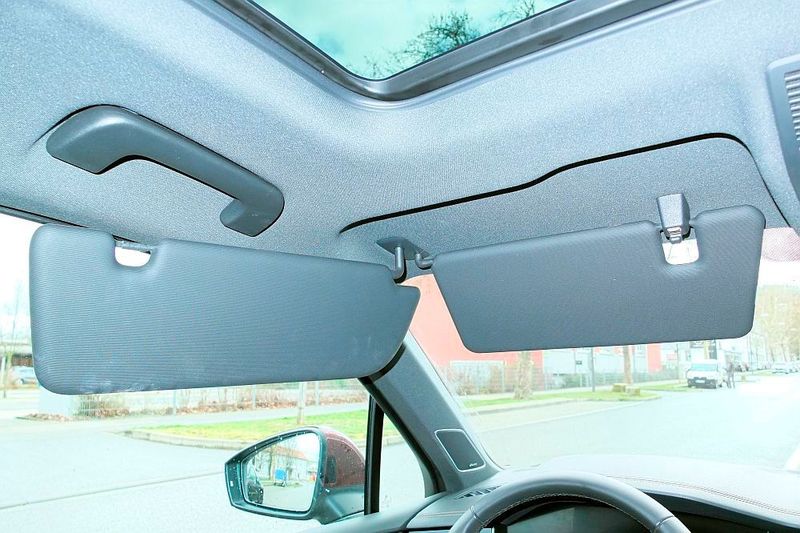 Das ist doch mal praktisch: Zwei Sonnenblenden sollten alle Autos haben. (»kfz-betrieb«/Jan Rosenow)