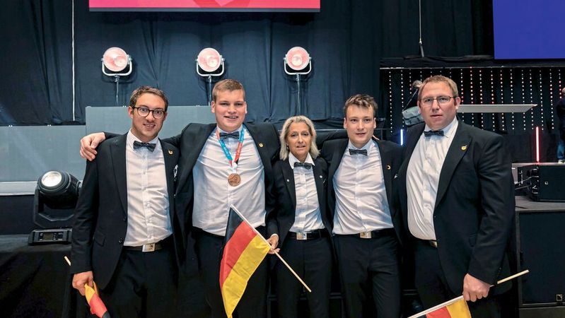 Mit dem deutschen Kfz-Team bei den Euroskills 2021: (von links) Thomas Holzmann, Clemens Böhm, Andrea Zeus, Tobias Zander und Jörg Stotz.(Bild:  Worldskills Germany/Frank Erpinar)