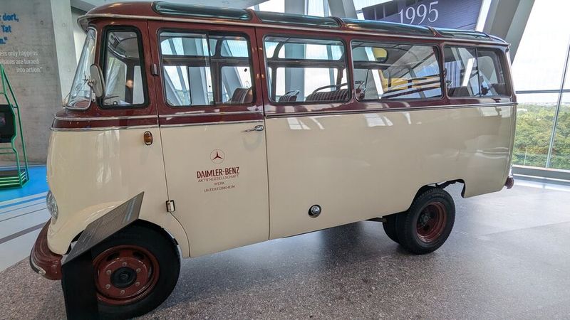 Ab 1956 bot Daimler-Benz auch kleinere Busmodelle an, die konstruktiv mit den ab 1955 gebauten Mercedes-Benz-Transportern L 319 zusammen entstanden waren. Konsequenterweise erhielten die teilweise für damalige Verhältnisse bereits recht komfortabel ausgestatteten Kleinbusse den Namen O 319, nachdem bereits seit den 1930er Jahren die meisten und seit 1945 alle Busse den Kennbuchstaben „O“ für Omnibus am Anfang der Modellbezeichnung trugen. Wie die Transporter waren auch die Kleinbusse wahlweise mit Diesel- oder Otto-Motoren im Angebot. Die Palette begann beim für ein Fahrzeug dieser Größe schon damals recht schwachen Dieselmotor mit 43 PS (32 kW), der Ottomotor lieferte zunächst 65 PS (48 kW). Bis zum Ende der Fertigung stiegen die Motorleistungen auf 55 (40) beim Diesel- bzw. 80 PS (59 kW) beim Ottomotor. Der O 319 blieb bis 1967 im Programm, als auch bei den Transportern ein Generationswechsel erfolgte. (Bild: Dominsky – VCG)