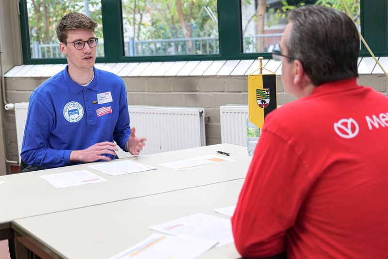 Lukas Speck bei der Aufgabe zur Fahrzeuginspektion. (Bild: Schmidt - VCG)