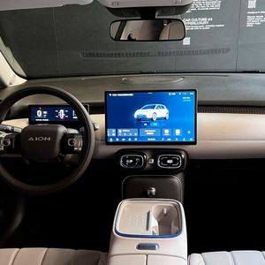 Der Bildschirm in der Mitte (14,6 Zoll) ermöglicht neben Navigation und Musikwiedergabe auch eine Smartphone-Verbindung mittels Apple Carplay.(Bild:  sp-x)