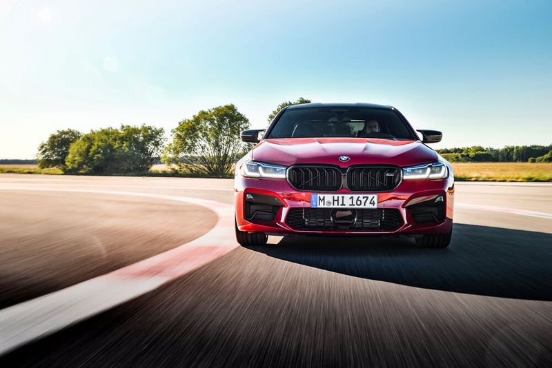 Der V8 bleibt unverändert und leistet im M5 441 kW/600 PS und im M5 Competition stolze 460 kW/625 PS. (Bild: BMW)