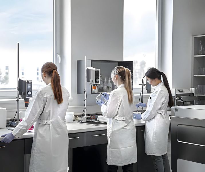 Das Team von Glance Cosmetic Engineering hat sich schnell in Dynamics 365 Business Central eingearbeitet. (Bild: Glanzer Cosmetics)