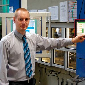 Johannes Fickel, Assistent der Geschäftsleitung der Amberger Werkzeugbau GmbH in Amberg: „Während in den Boomjahren oftmals keine Zeit für die Realisierung von Sonderprojekten blieb, haben wir heute die erforderliche Manpower für eine zügige Vernetzung des Maschinenparks.“