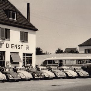 Im Laufe der Jahrzehnte war das Autohaus immer weiter über Neu- und Umbauten gewachsen. Hier eine Aufnahme aus dem Jahr 1952.(Bild:  Koch Auto-Gruppe)