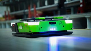 Grün ist die Hoffung! Denn das ist der neue Agilox OPS von Agilox. Dabei handelt es sich um einen AMR mit Schwarmintelligenz. Die Systeme empfehlen sich vor allem dann, wenn übliche Stapler wegen Platzmangel nicht mehr sicher bewegt werden können. Hier mehr dazu ... (Bild: Agilox)