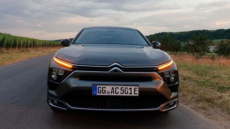 1. Das Design: Die unterteilten Leuchteneinheiten an der Front sind typisch für die aktuelle Citroën-Designsprache. Die technoide Eleganz, die noch die Vorgänger C6 und XM zierte, ist einem wuchtigen Überwältigungsdesign gewichen, ohne das ein Auto heute aber auch optisch untergehen würde.  (Bild: Mauritz – VCG)