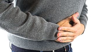 Morbus Crohn verursacht u.a. starke Bauchschmerzen. Neue Forschungsergebnisse könnten bei der Bekämpfung der Krankheit helfen (Symbolbild). (gemeinfrei, Pixabay/derneuemann)