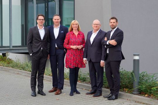 Die Geschäftsleitung von EWM (v. l. n. r.: CFO Sebastian Stindl, CTO Frank Bartels, CEO Susanne Szczesny-Oßing, CSO Robert Stöckl, CBO Thomas Häusle) (Bild:  EWM)