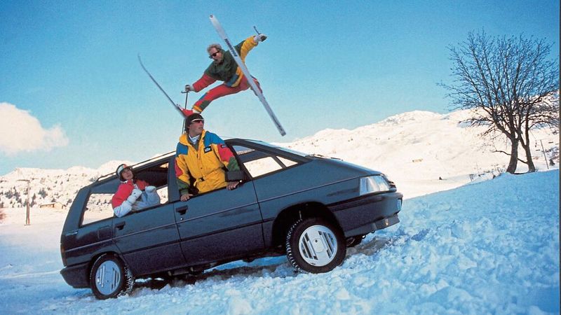 Auch das gab es: Eine Version mit permanentem Allradantrieb, deren Kardanwelle für den Antrieb der Hinterräder aus Verbundmaterial (75 % Kohlenstofffaser mit 25 % Epoxidharz) bestand, Gewicht 800 Gramm bei einer Länge von 1,6 Metern. Die Drehmomentverteilung erfolgte über eine Viscokupplung vor der Hinterachse. Die Hinterachse folgt der De-Dion-Bauweise mit Sperrdifferential. (Bild: Renault)