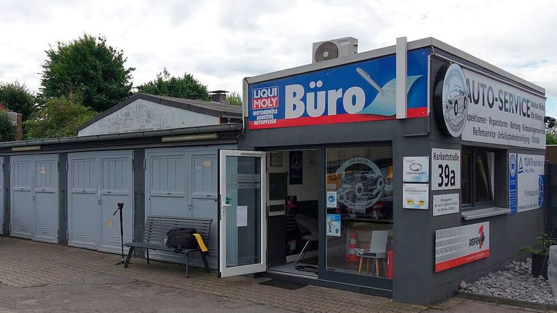 Das Büro findet in einem angebauten Container (ein wenig) Platz. (Bild: Rosenow/»kfz-betrieb«)