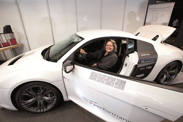 Die Ministerin für Innovation, Wissenschaft und Forschung des Landes NRW, Svenja Schulze, nimmt Platz im Elektro-Audi-R8. (Foto: Haus der Technik)