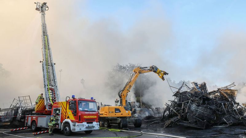 Ersten Schätzungen der Feuerwehr zufolge beläuft sich der entstandene Sachschaden auf mehrere Millionen Euro. (Bild: picture alliance/dpa | Thomas Warnack)
