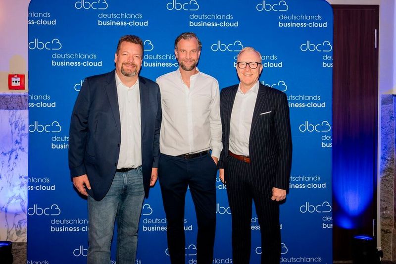 Markus Strazar und Stephan Teinert (terra cloud) mit Olaf Kaiser (UBEGA) (Bild: C & P Capeletti & Perl)