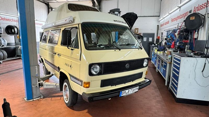 In den ersten Jahren fertigte Westfalia die Camper-Varianten des T3 bzw. wurden diese auch als „Westfalias“ vermarktet. Sie trugen den Namen „Joker“ sowie eine je nach Ausstattung andere Ziffer (1 bis 7). Meist hatten die Fahrzeuge ein Klappdach, eher selten war die Ausführung mit festem Hochdach wie bei diesem Exemplar. Auf den Namen „California“ hört die später von Volkswagen selbst gebaute und leicht abgespeckte Joker-Variante. (Bild: Schreiner – VCG)