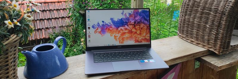 Das MagicBook 15 von Honor ist mit einem Gewicht von 1,56 kg für ein 15,6-Zoll-Gerät verhältnismäßig leicht. Das Full-HD-Display deckt den sRGB-Farbraum zu 100 Prozent ab und es ist zudem mit einer Low-Blue-Light-Funktion ausgestattet.(Bild:  Vogel IT-Medien)