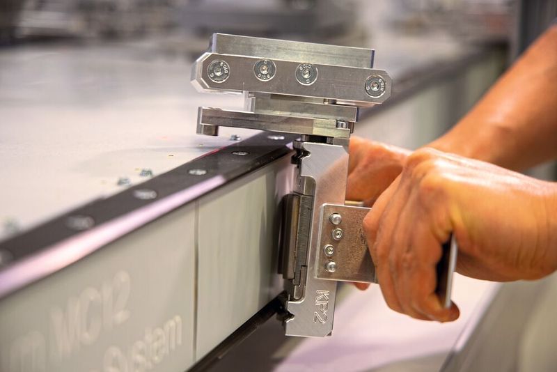 Die Installation ist einfach und ohne weiteres Werkzeug möglich.  (Foto: Alex Schelbert/Schneider Electric)