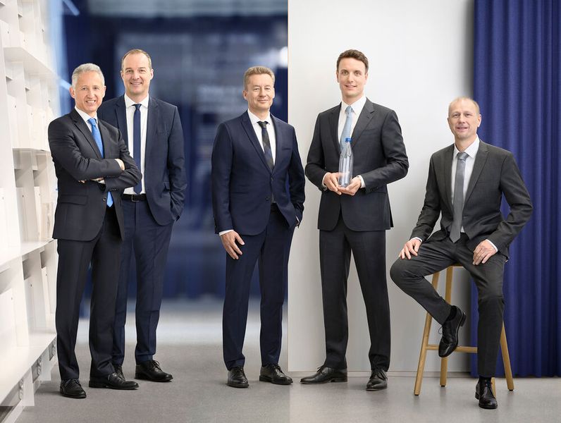 The Alpla Management Board (from left): Ricardo Rehm (CFO), Walter Ritzer (COO), Nicolas Lehner (CCO), Philipp Lehner (CEO) and Klaus Allgäuer (CTO). (Source: Adolf Bereuter/ Alpla)