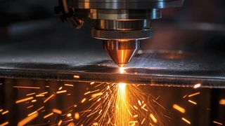 Flüchtiger hidden Champion! wer ans Laserschneiden denkt, dem fällt als erstes die Power des Laserstrahls ein – ist ja auch beeindruckend, die Funken fliegen zu sehen. Doch Air Liquide – übrigens ein Euroblech-Aussteller – will klarmachen, dass auch das Prozessgas wichtig für den Erfolg ist. (Bild: KI-generiert)