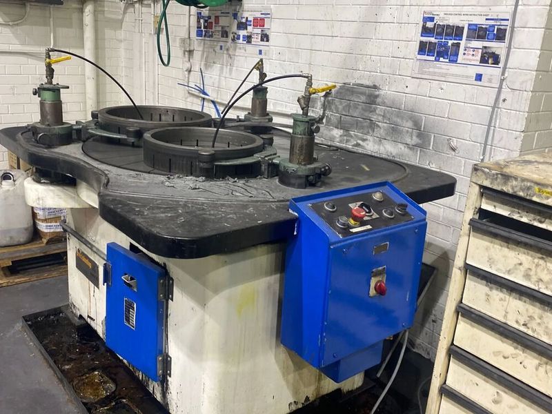 Das letzte Finish können Metallbauteile mit der Läppmaschine Precisionlap 36 erhalten, die bald einem Höchstbietenden gehören kann. (Bild: Surplex)