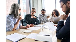 Lesen Sie hier, wie Sie sich durch kritische Rückmeldungen in Meetings nicht aus dem Konzept bringen lassen. (Bild: © insta_photos - stock.adobe.com)