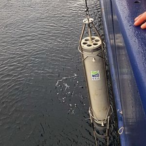 Probenahme in der Sauerstoff-Minimumzone vor Peru. Dieses Gerät ist ein Schneefänger (Marine Snow Catcher). Clarissa Karthäuser setzt ihn hier auf dem Forschungsschiff Meteor ein, um einzelne Partikel zu beproben und detaillierte Eigenschaften der Partikel zu bestimmen.(Bild:  GEOMAR/A. Paul)