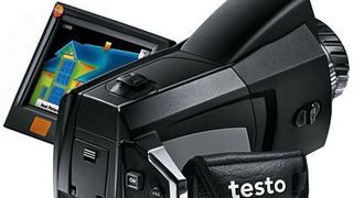 Auch schwer zugängliche Stellen können mit den neuen Wärmebildkamera 876 im Camcorder-Format mit schwenkbarem Display thermografiert werden. Bild: Testo (Archiv: Vogel Business Media)